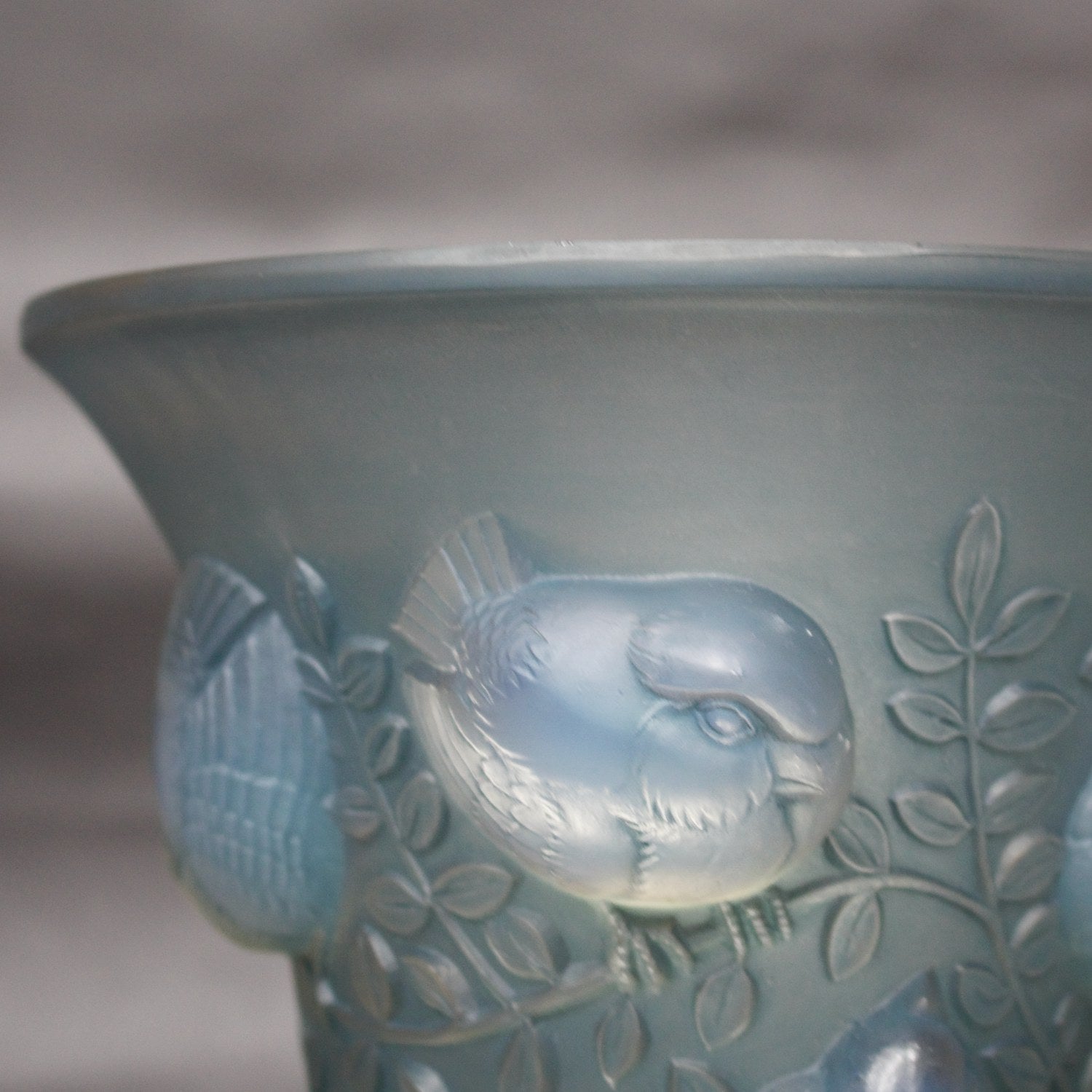 Saint-Francois Art Deco opalescent glass vase - René Lalique Glass - Jeroen Markies Art Deco