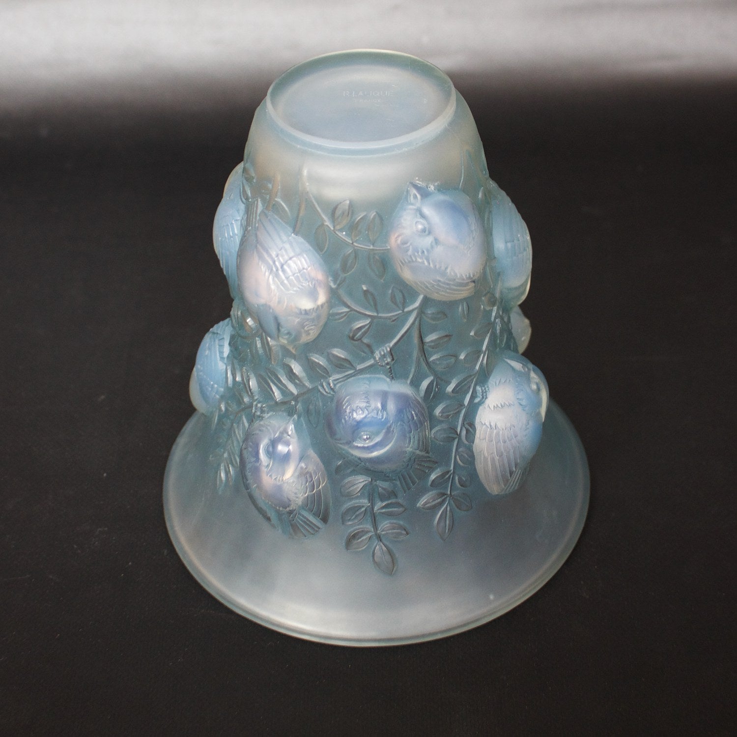 Saint-Francois Art Deco opalescent glass vase - René Lalique Glass - Jeroen Markies Art Deco
