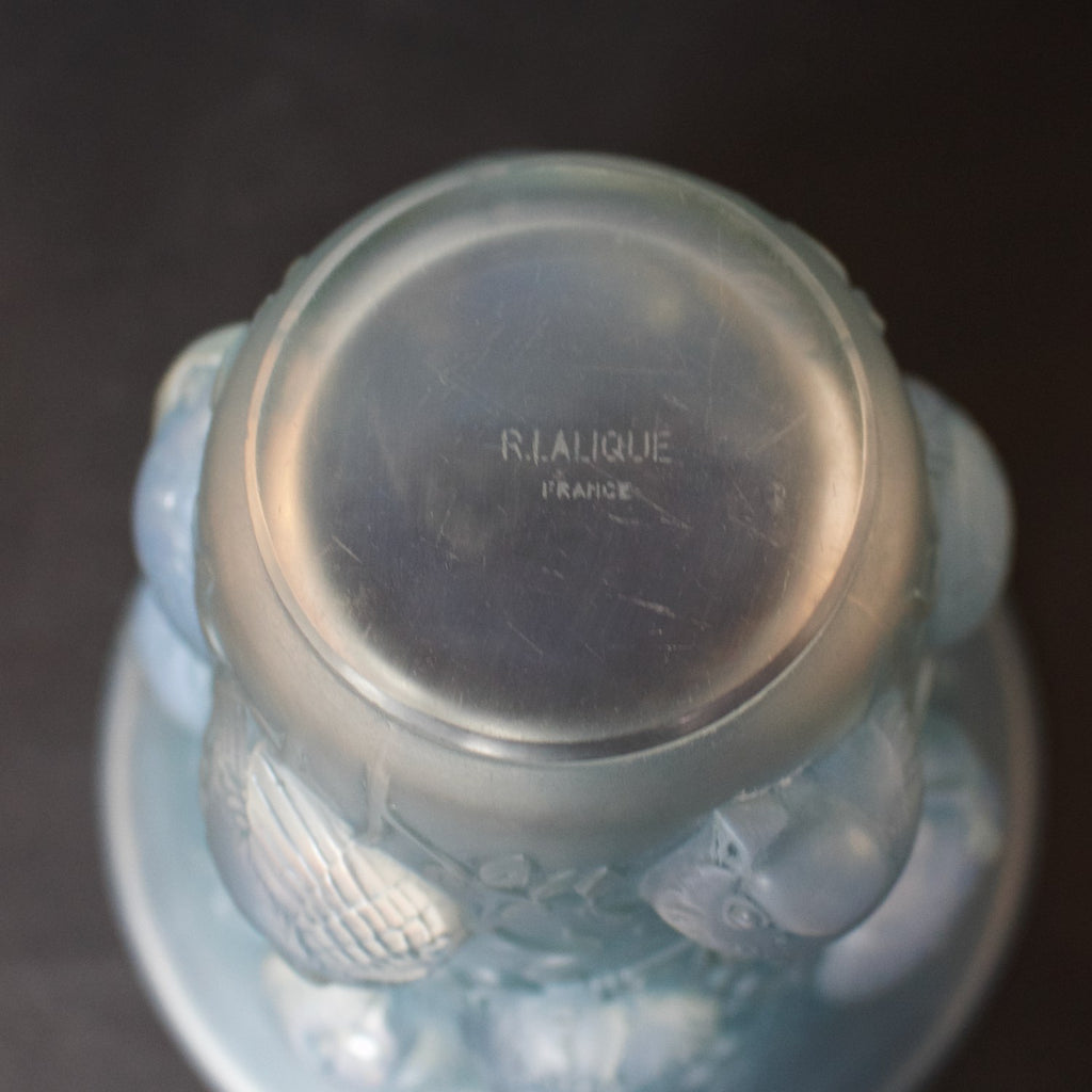 Saint-Francois Art Deco opalescent glass vase - René Lalique Glass - Jeroen Markies Art Deco