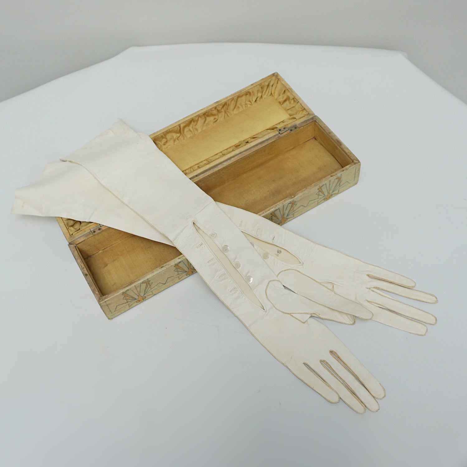 Early 20th century decorated Velum glove box - Jeroen Markies Art Deco