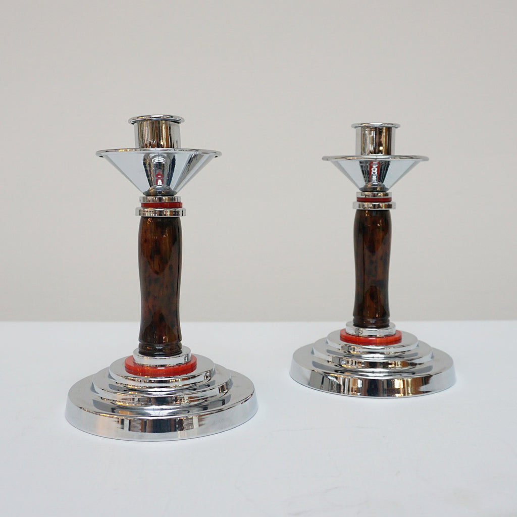 A pair of Art Deco candlesticks. Brown bakelite stem with red bakelite rings. Jeroen Markies Art Deco.