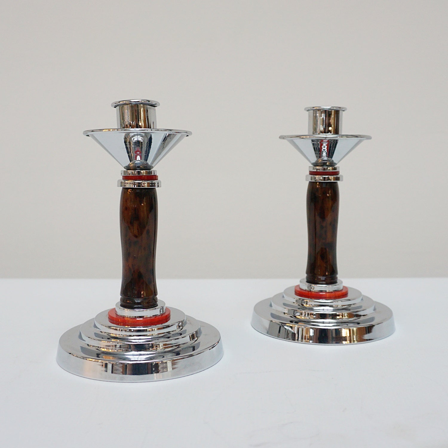 A pair of Art Deco candlesticks. Brown bakelite stem with red bakelite rings. Jeroen Markies Art Deco.