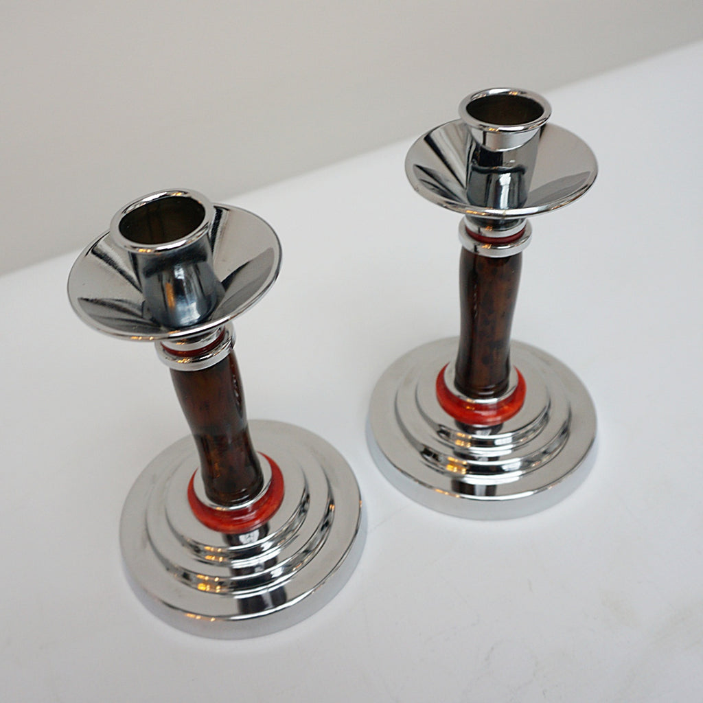 A pair of Art Deco candlesticks. Brown bakelite stem with red bakelite rings. Jeroen Markies Art Deco.