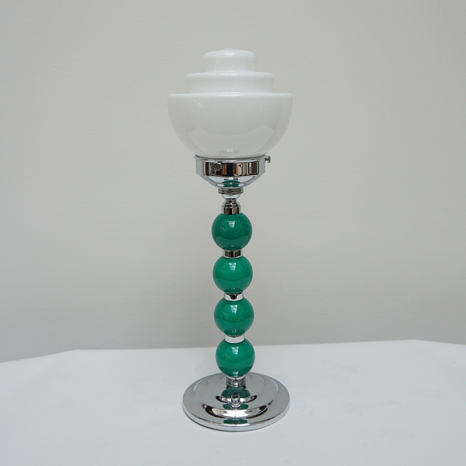 An Art Deco table lamp. Green bakelite balls with chromed banding to stem. Set over stepped circular base - Jeroen m