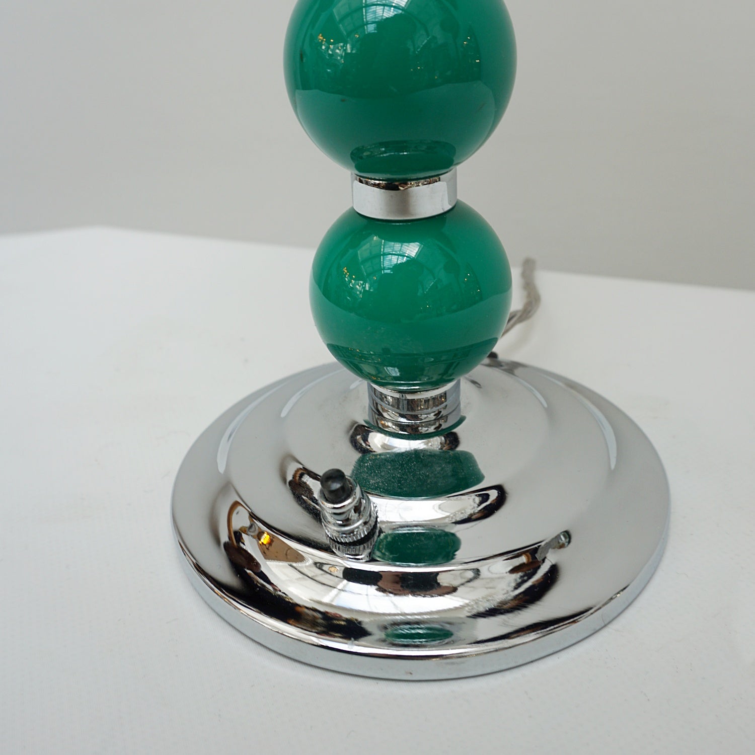 An Art Deco table lamp. Green bakelite balls with chromed banding to stem. Set over stepped circular base - Jeroen m
