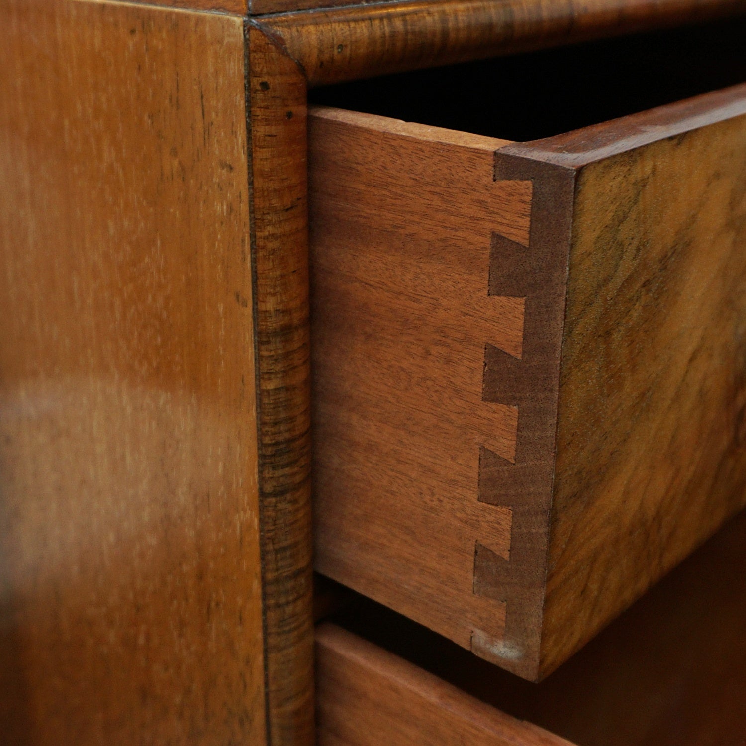 Vintage walnut 1930's English Art Deco Chest of Drawers - Jeroen Markies Art Deco