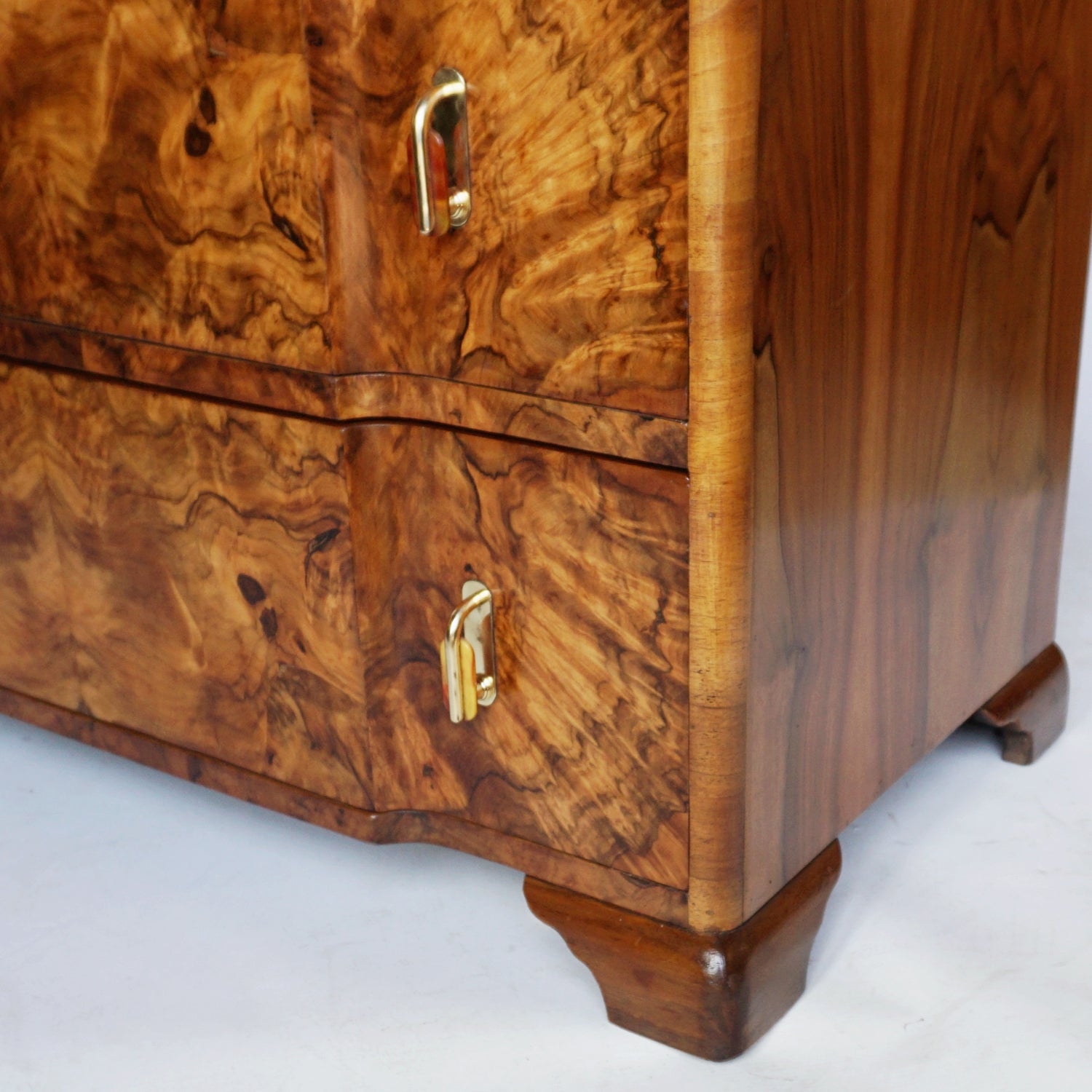 An Art Deco Chest of Four Drawers Burr Walnut Veneered - Jeroen Markies Art Deco
