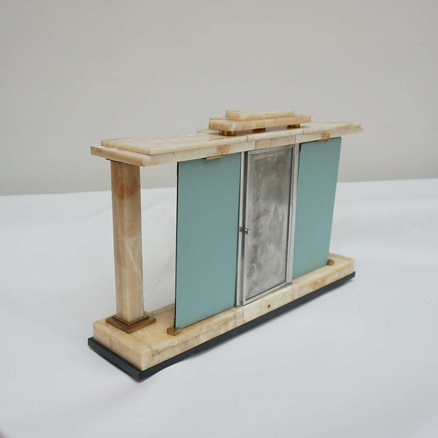 An Art Deco mantle clock - Jeroen Markies Art Deco