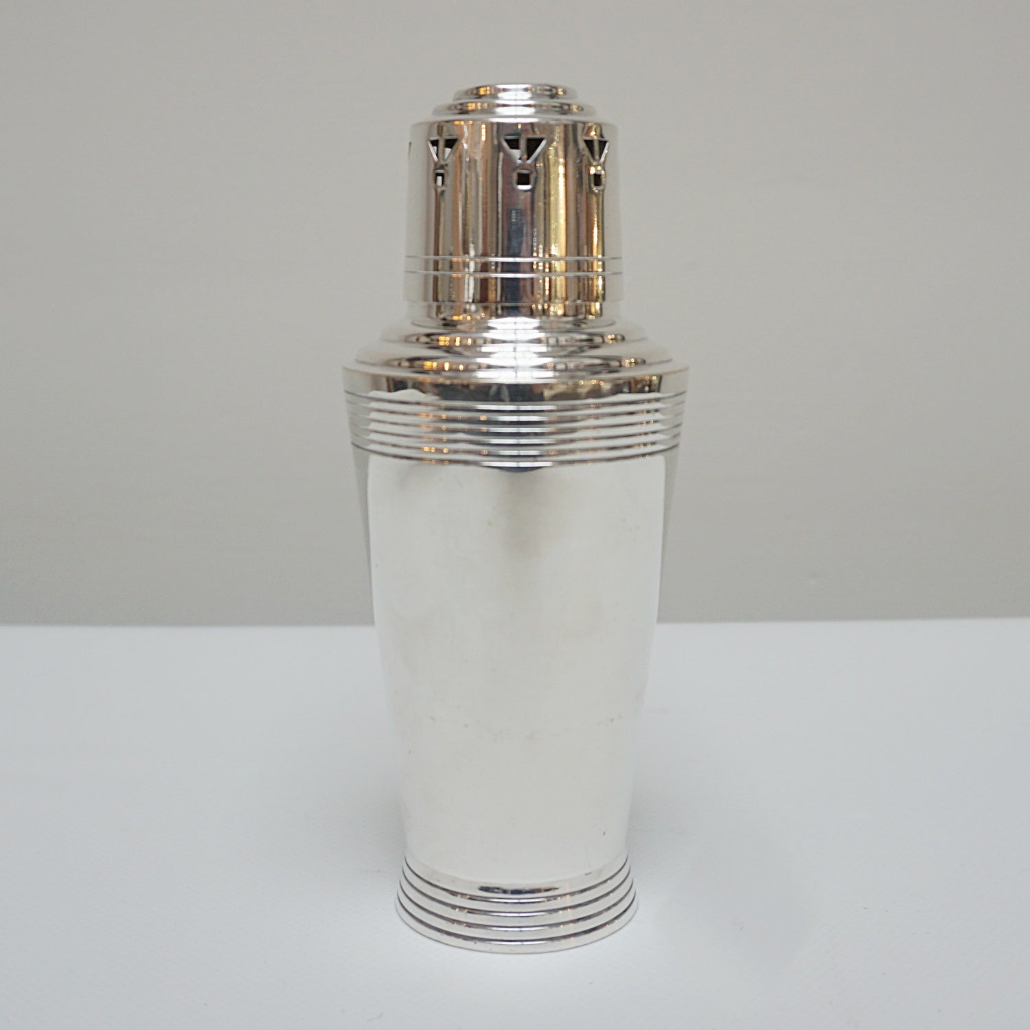 Keith Murray Designed Vintage Art Deco Sugar Sifter Retailed by Mappin & Webb - Jeroen Markies Art Deco