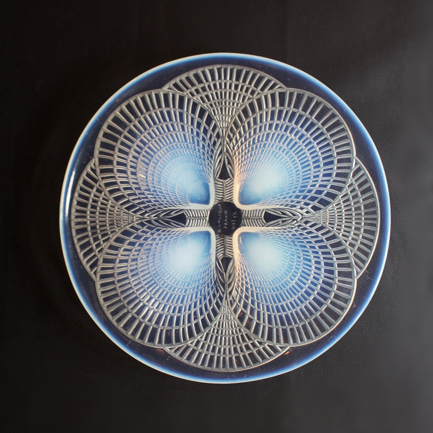 Coquilles No.2, Art Deco opalescent and frosted glass plate - René Lalique Glass - Jeroen Markies Art Deco