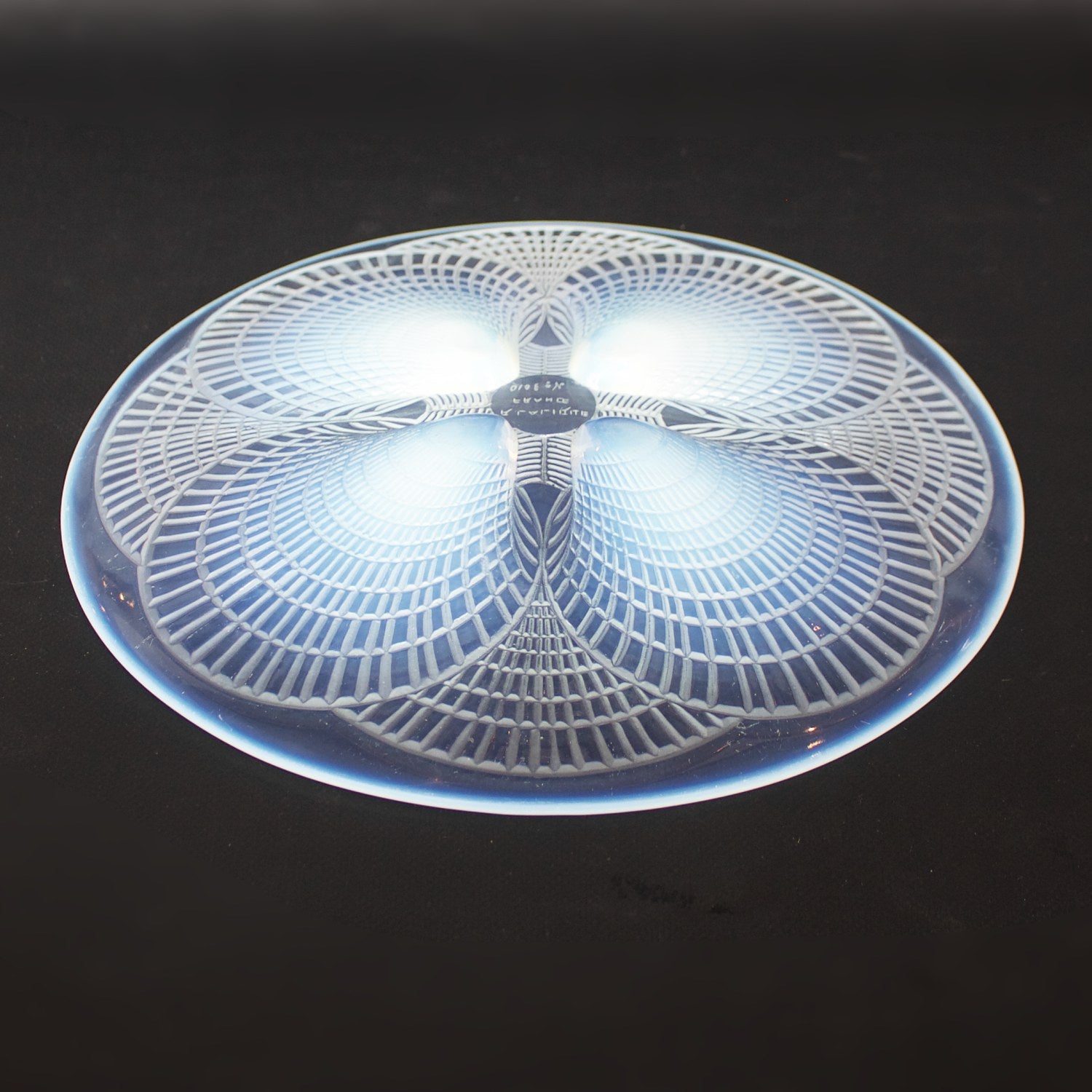 Coquilles No.2, Art Deco opalescent and frosted glass plate - René Lalique Glass - Jeroen Markies Art Deco