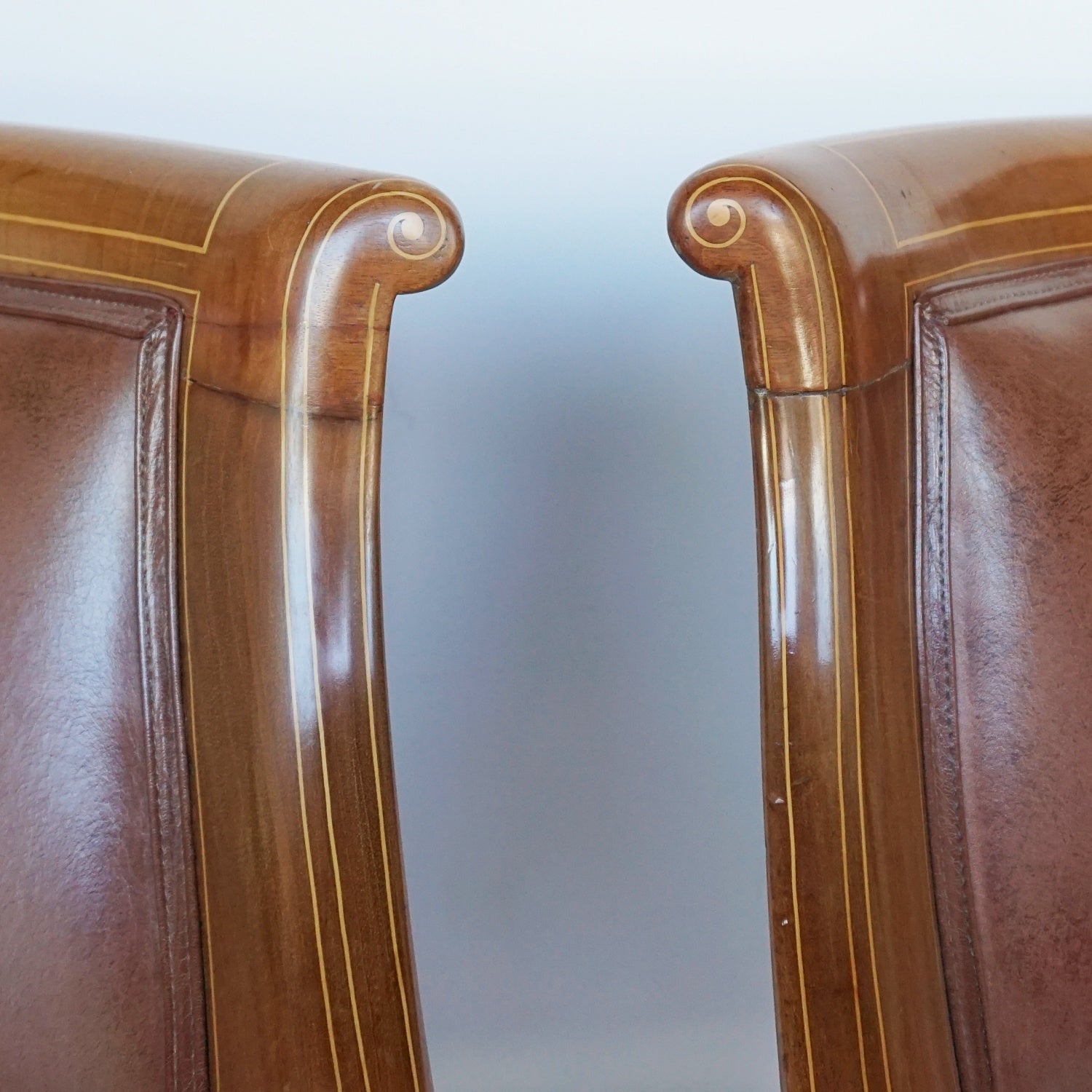 A Pair of Edwardian Armchairs Re-Upholstered in chestnut leather - Jeroen Markies Art Deco