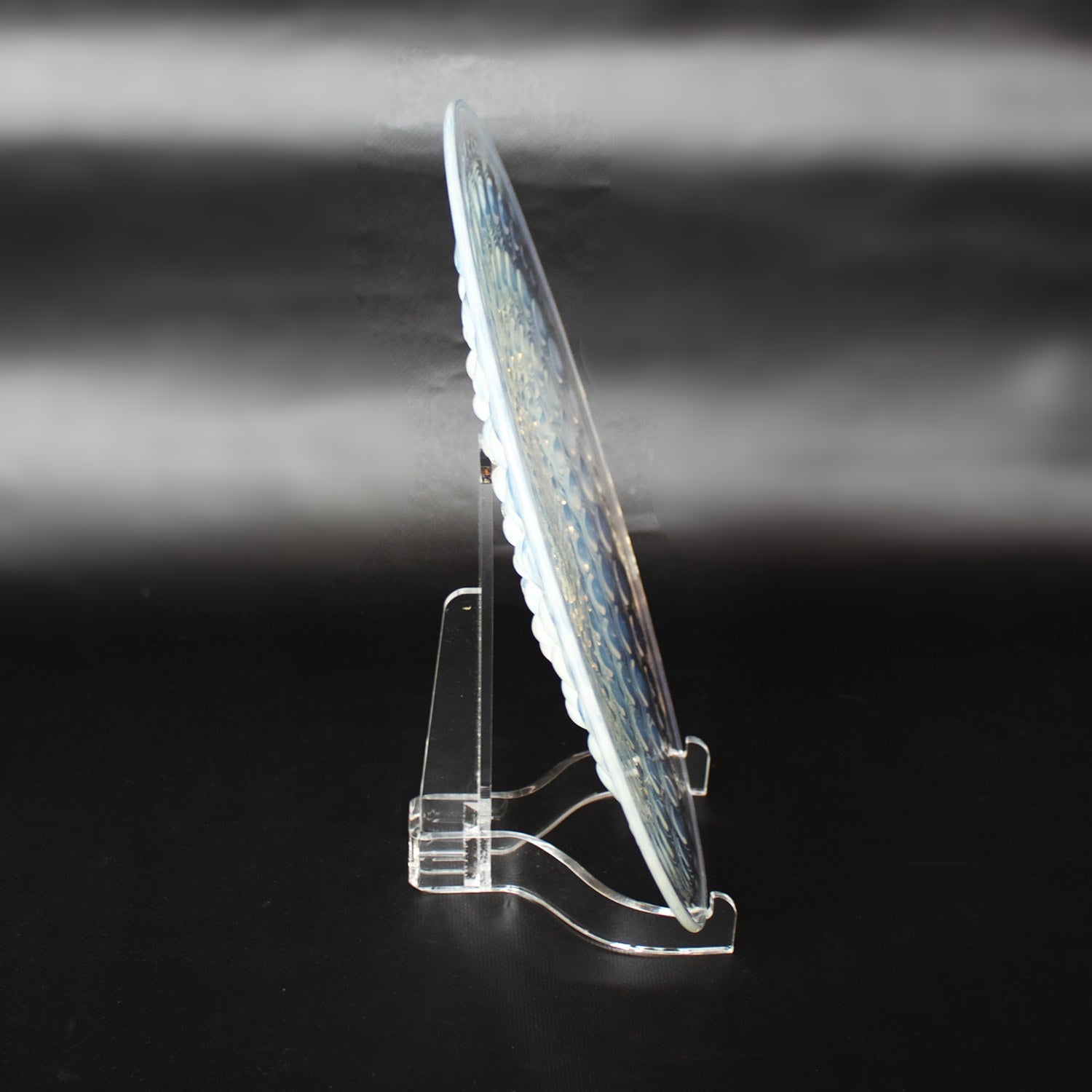 'Volutes' Art Deco opalescent and frosted glass plate - René Lalique Glass - Jeroen Markies Art Deco