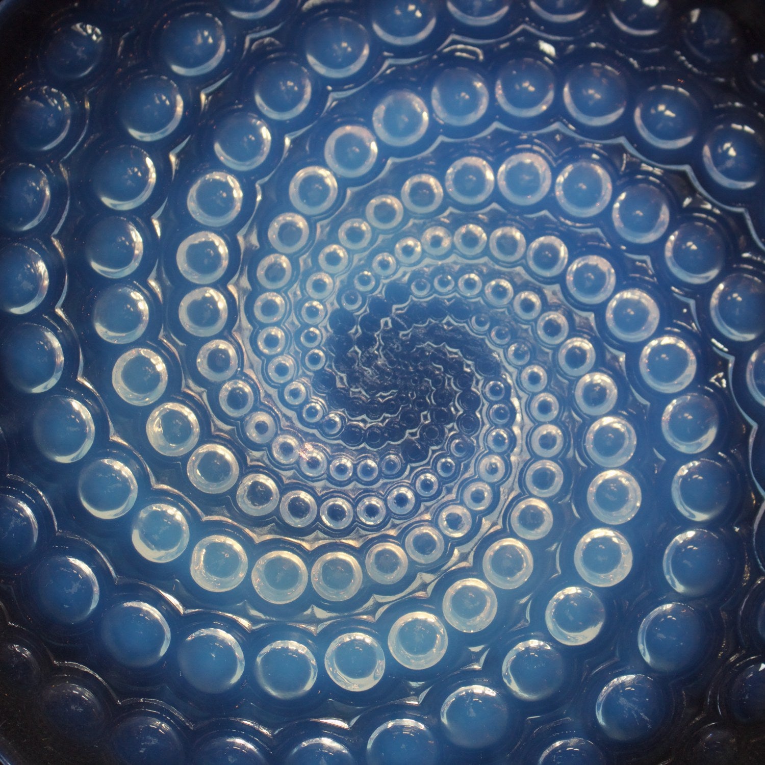 'Volutes' Art Deco opalescent and frosted glass plate - René Lalique Glass - Jeroen Markies Art Deco