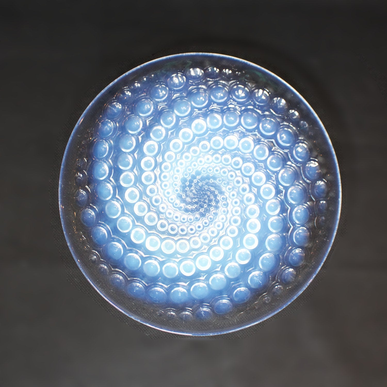 'Volutes' Art Deco opalescent and frosted glass plate - René Lalique Glass - Jeroen Markies Art Deco