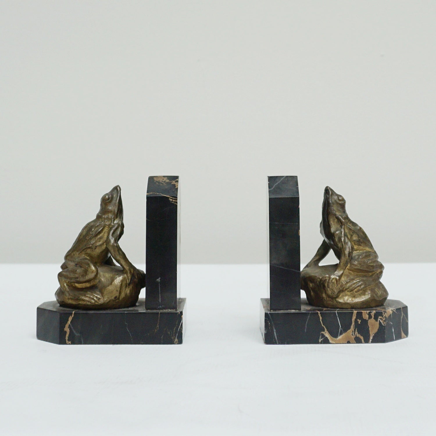 A pair of French Art Deco frogs solid bronze bookends by Antoine Bofill - Jeroen Markies Art Deco  