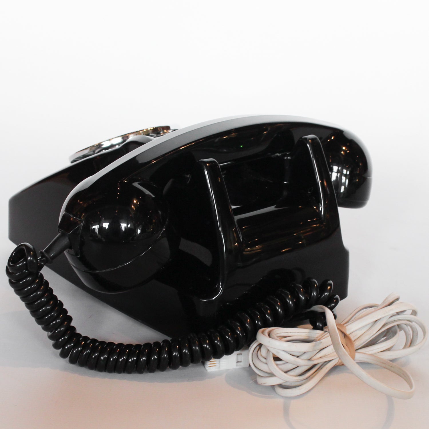 An original GPO model 706 telephone in black at Jeroen Markies