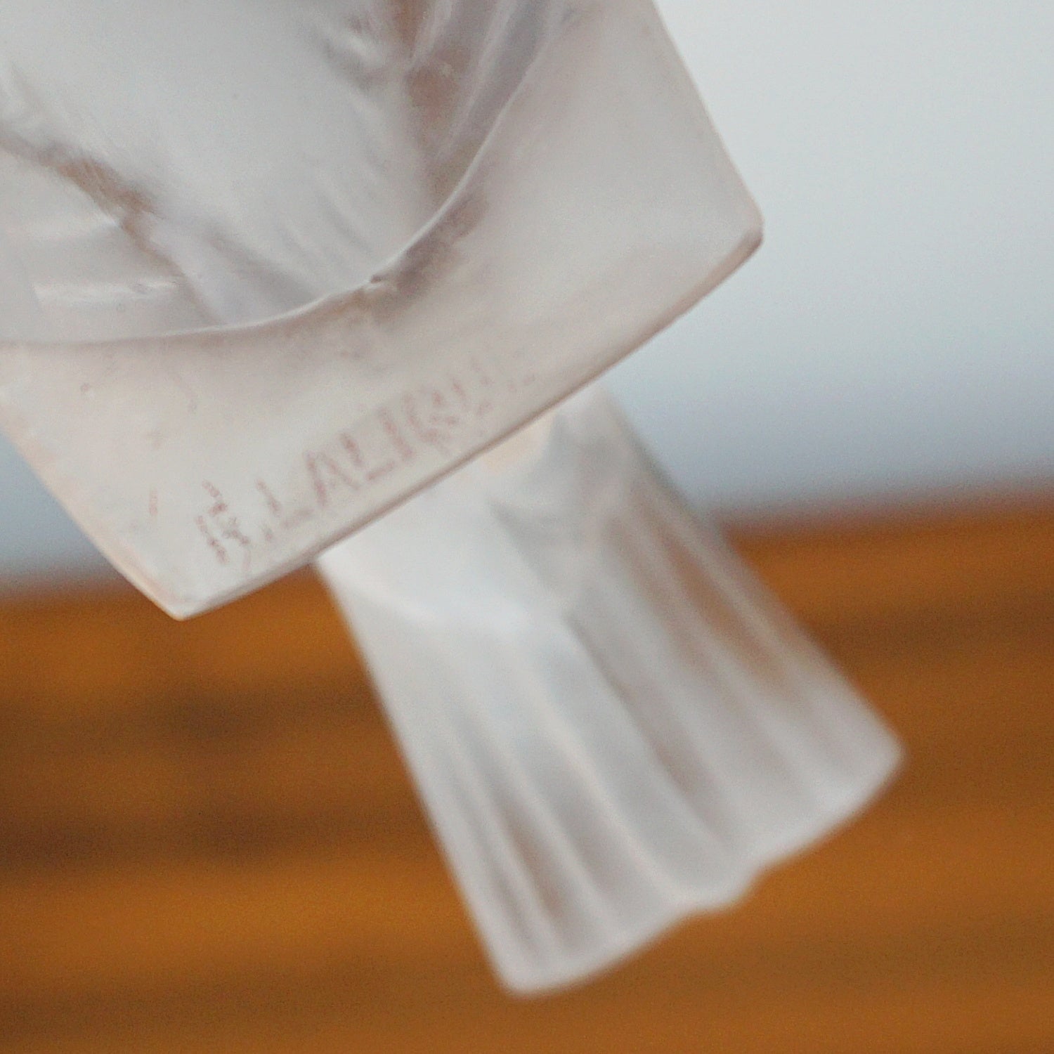 Moineau Timide Glass Paperweight by Rene Lalique - Jeroen Markies Art Deco