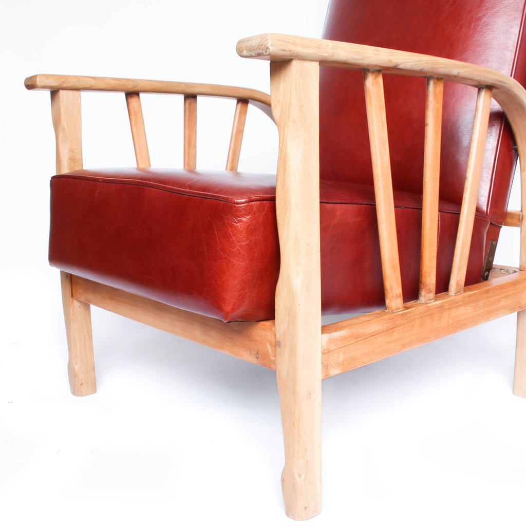 An Art Deco pair of leather reclining lounge chairs with oak, ash and beech frames. Reupholstered in old English chestnut leather at Jeroen Markies.