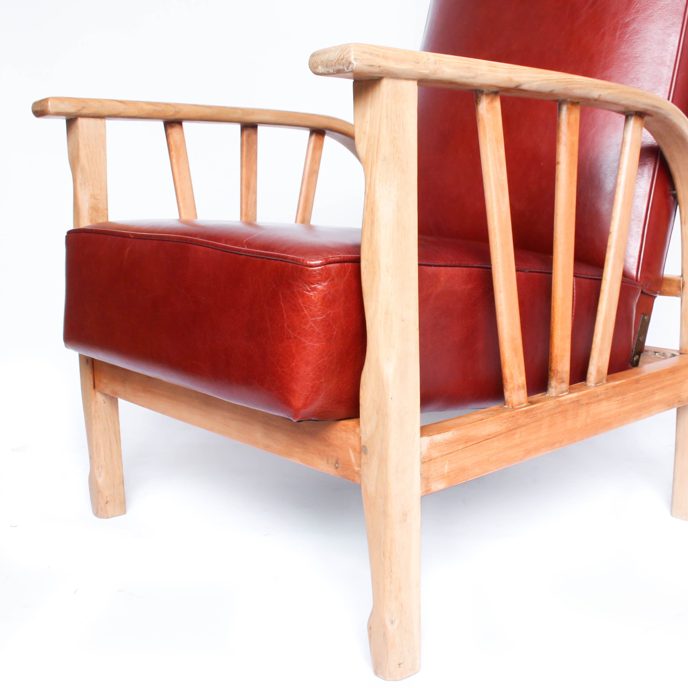 An Art Deco pair of leather reclining lounge chairs with oak, ash and beech frames. Reupholstered in old English chestnut leather at Jeroen Markies.