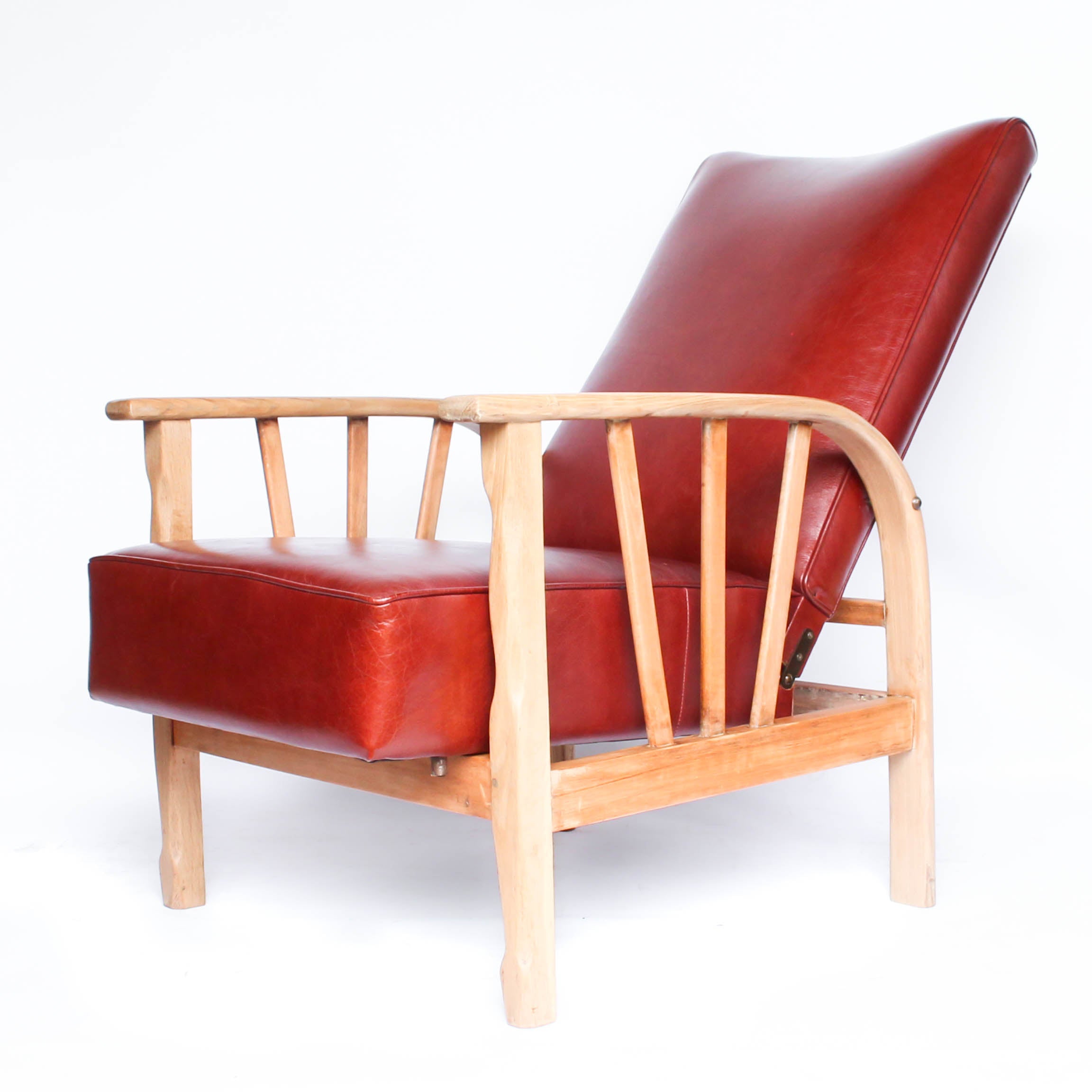An Art Deco pair of leather reclining lounge chairs with oak, ash and beech frames. Reupholstered in old English chestnut leather at Jeroen Markies.