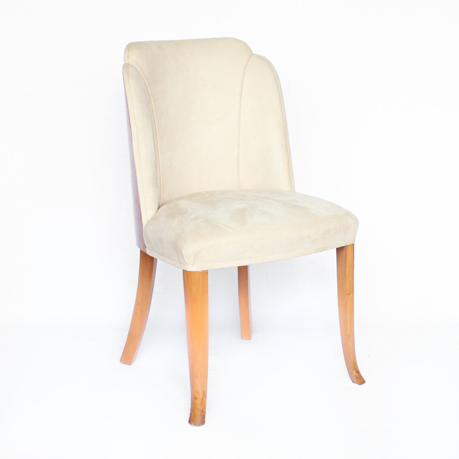 An Art Deco dining table and six chairs. Serpentine edged, burr walnut table set over pedestal legs in straight grain walnut with burr walnut reeded detail. Cloud back chairs upholstered in cream leather.