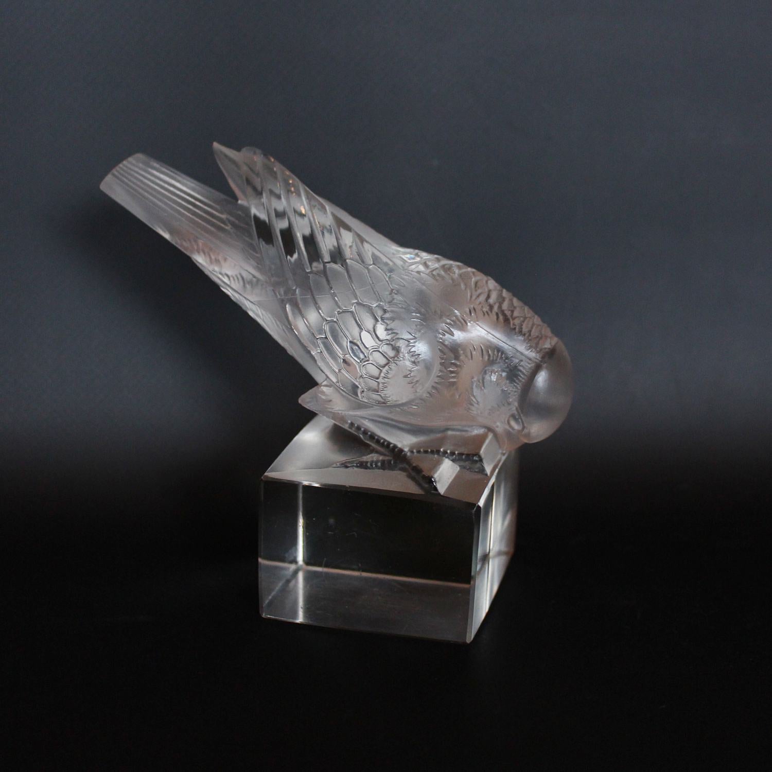 Rene Lalique Art Deco Moineau sur socle glass paperweight of a sparrow at Jeroen Markies