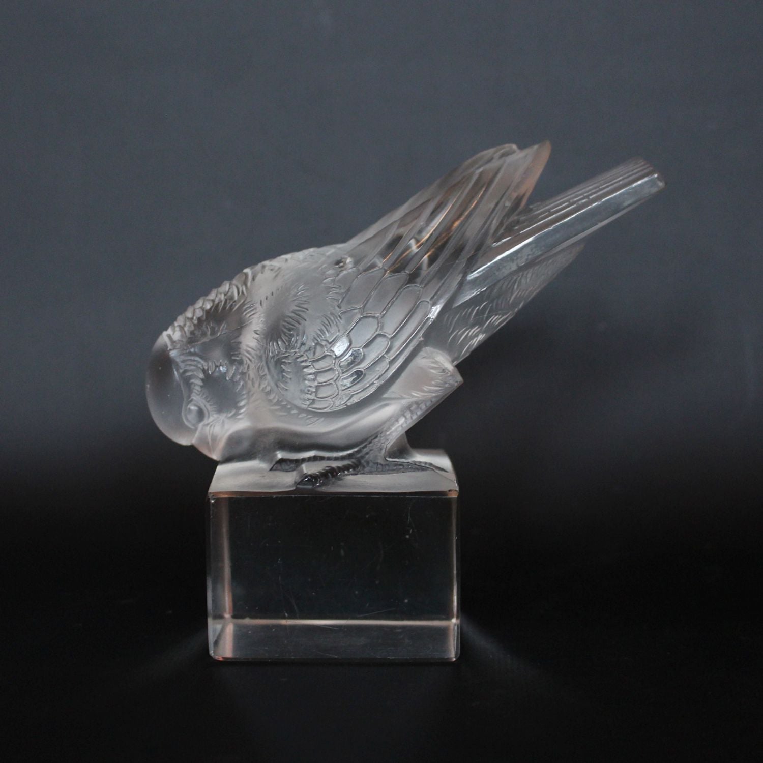 Rene Lalique Art Deco Moineau sur socle glass paperweight of a sparrow at Jeroen Markies