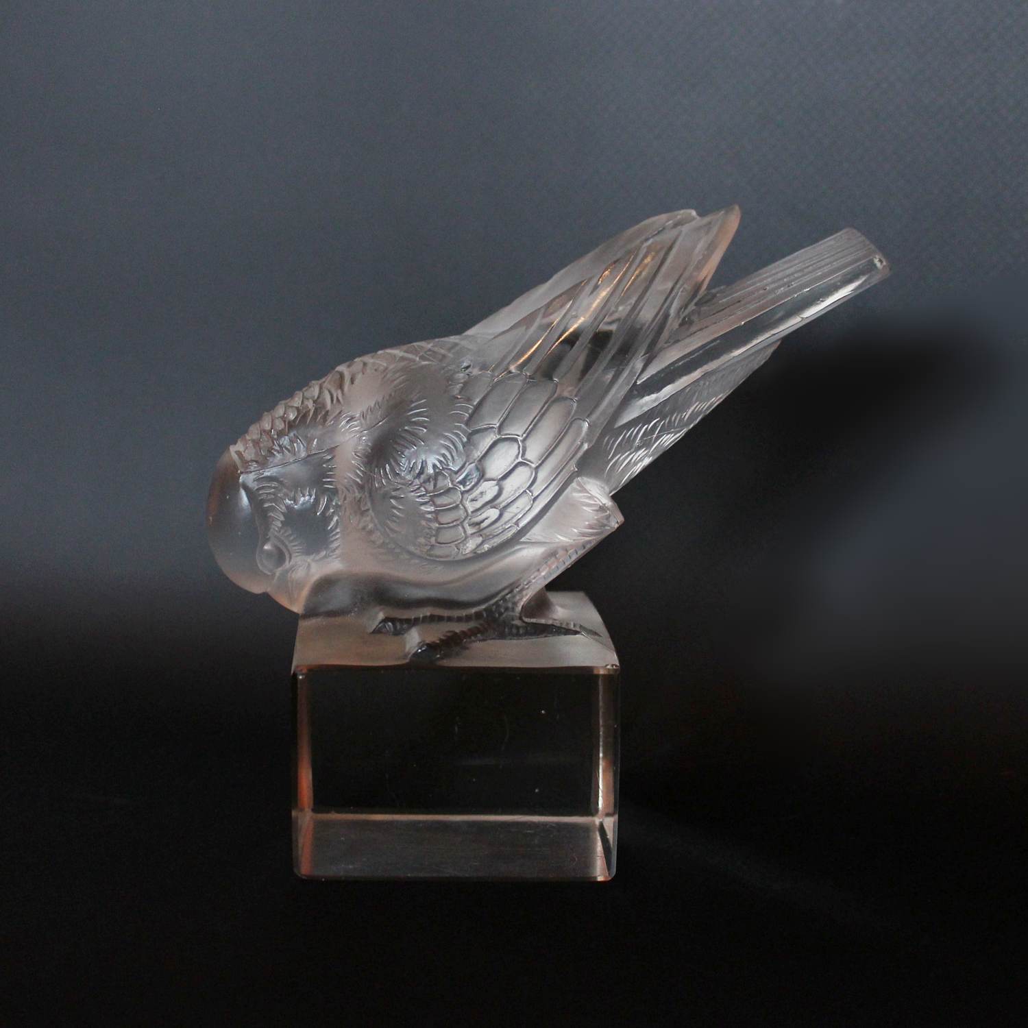 Rene Lalique Art Deco Moineau sur socle glass paperweight of a sparrow at Jeroen Markies