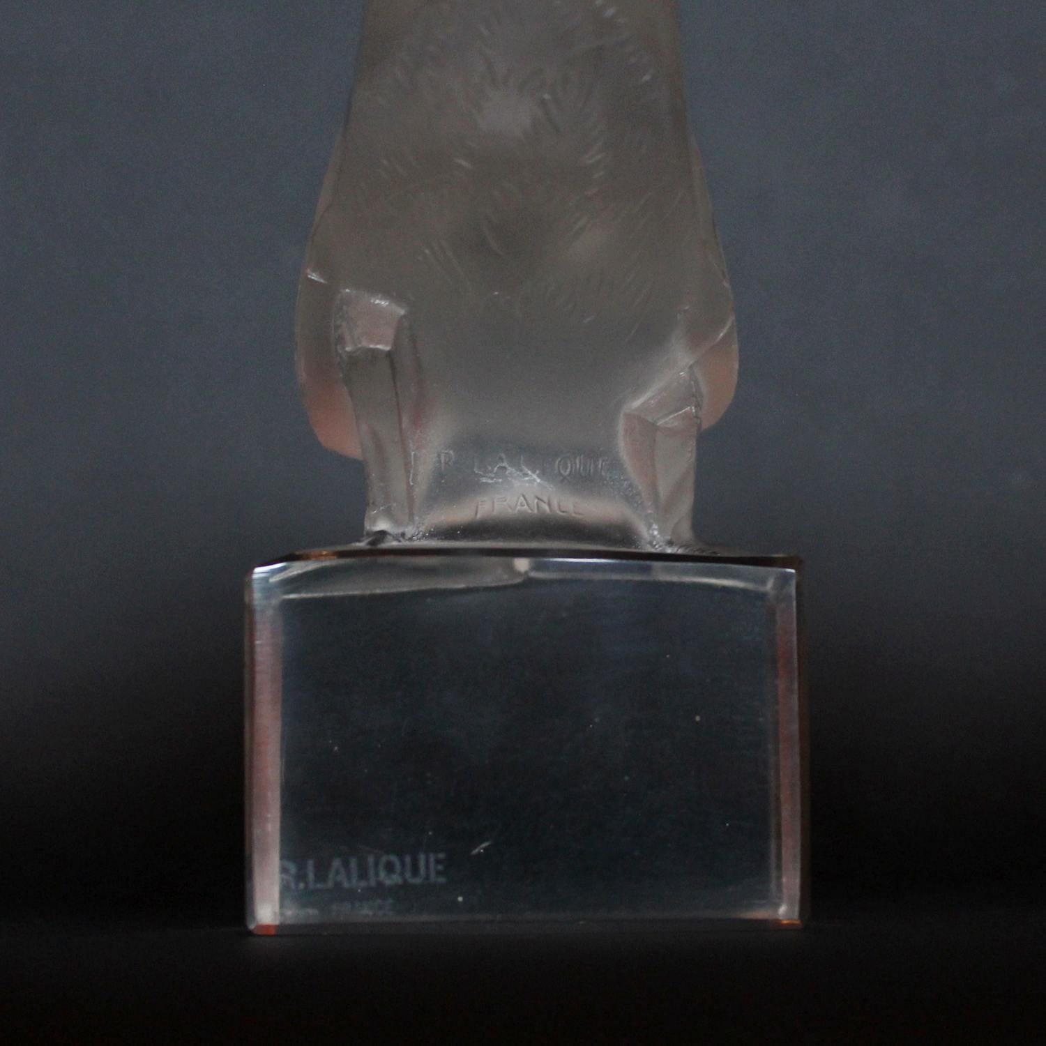 Rene Lalique Art Deco Moineau sur socle glass paperweight of a sparrow at Jeroen Markies