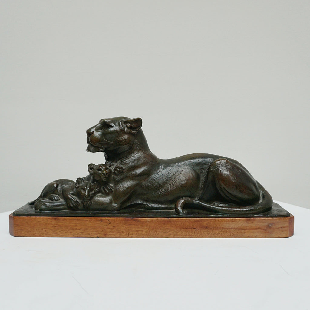 VIntage Art Deco Bronze Sculpture of a Lioness with two cubs - Jeroen Markies Art Deco