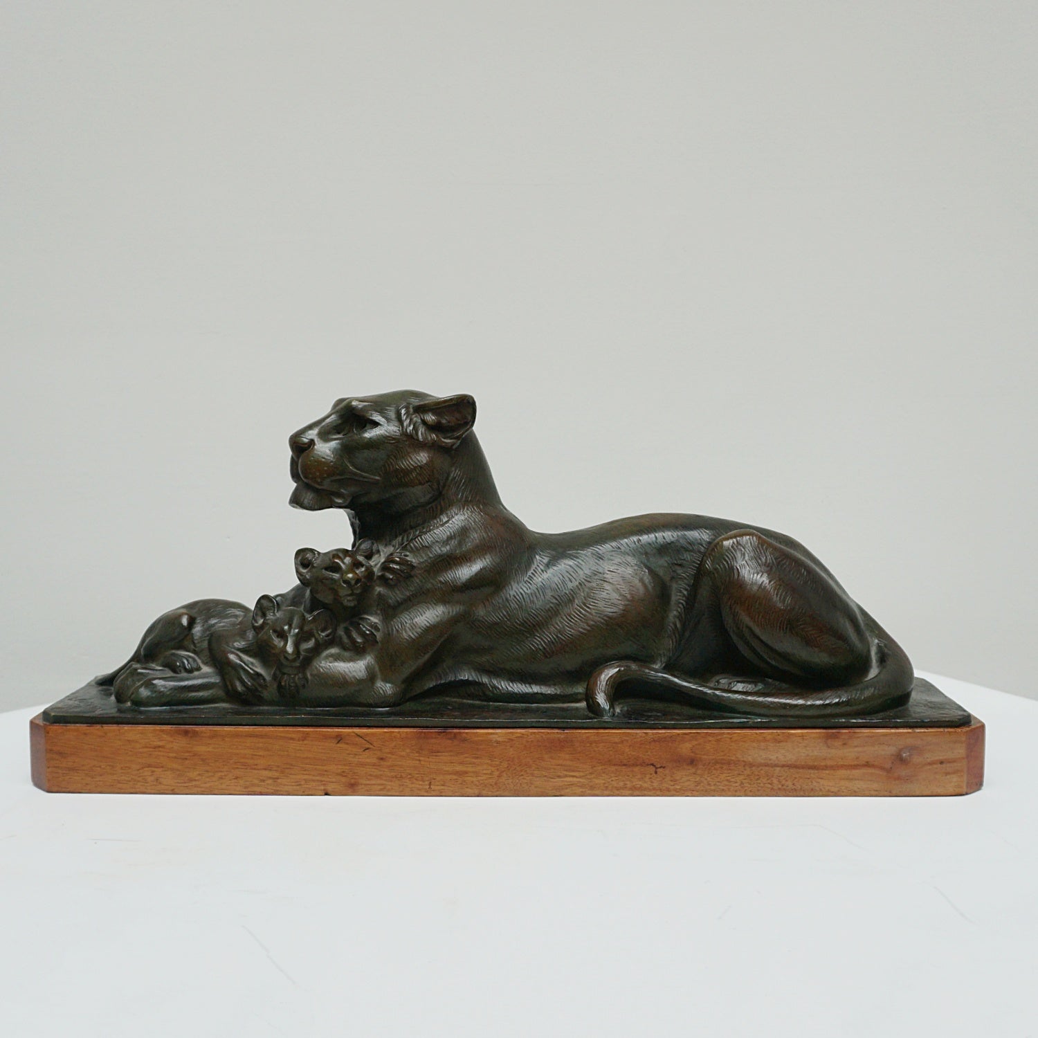 VIntage Art Deco Bronze Sculpture of a Lioness with two cubs - Jeroen Markies Art Deco