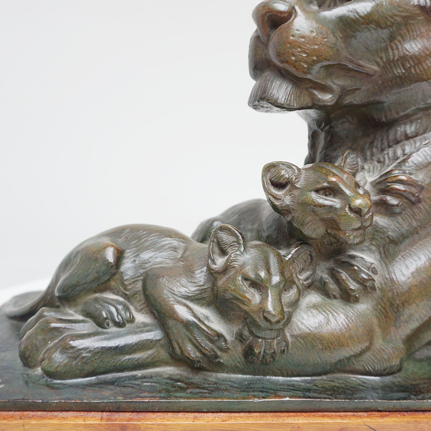 VIntage Art Deco Bronze Sculpture of a Lioness with two cubs - Jeroen Markies Art Deco