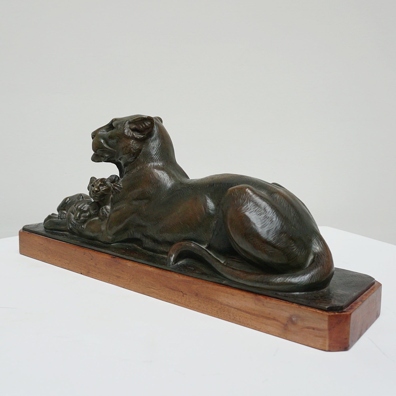 VIntage Art Deco Bronze Sculpture of a Lioness with two cubs - Jeroen Markies Art Deco