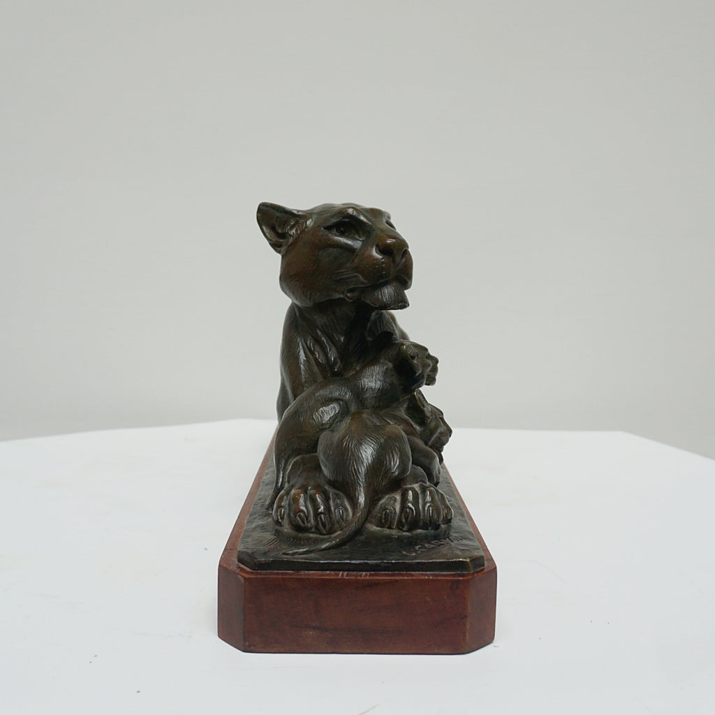 VIntage Art Deco Bronze Sculpture of a Lioness with two cubs - Jeroen Markies Art Deco