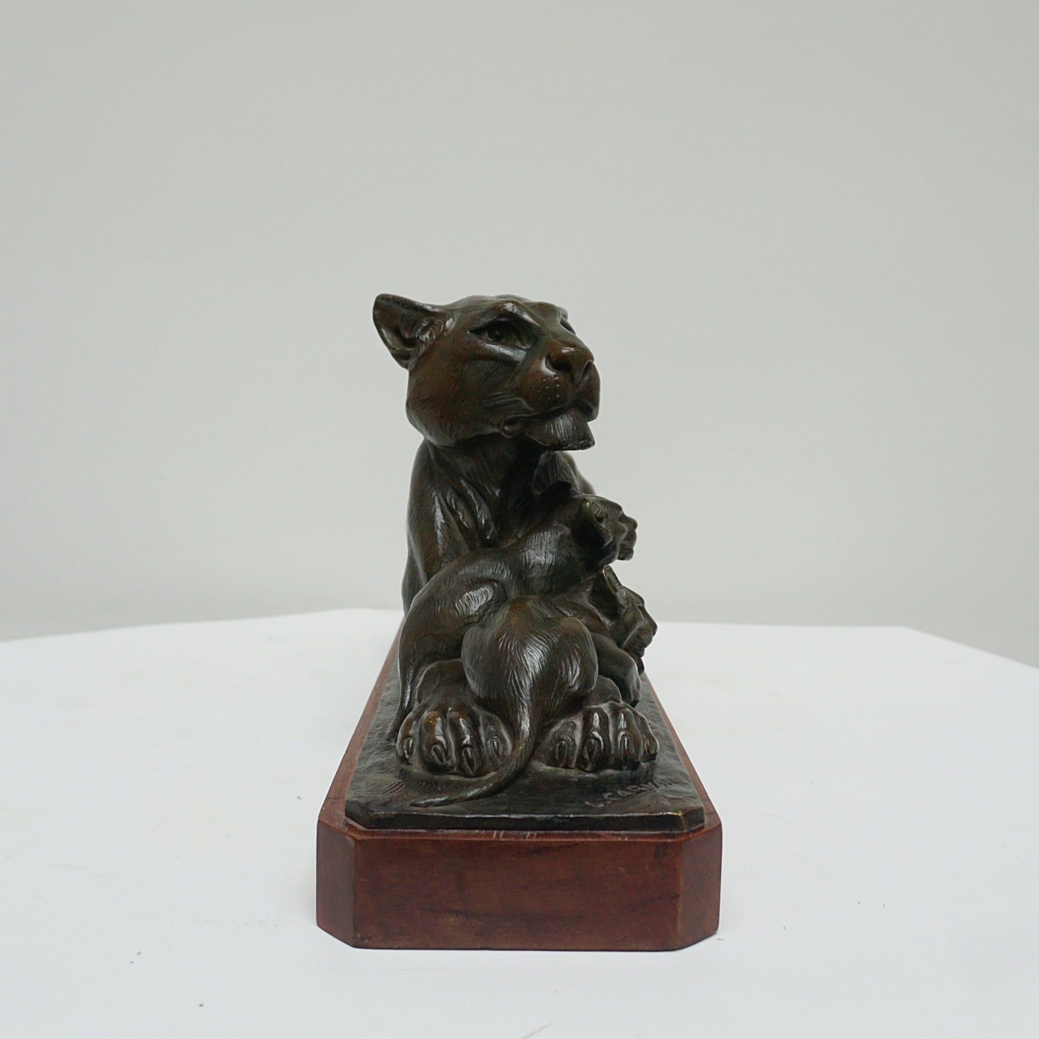 VIntage Art Deco Bronze Sculpture of a Lioness with two cubs - Jeroen Markies Art Deco