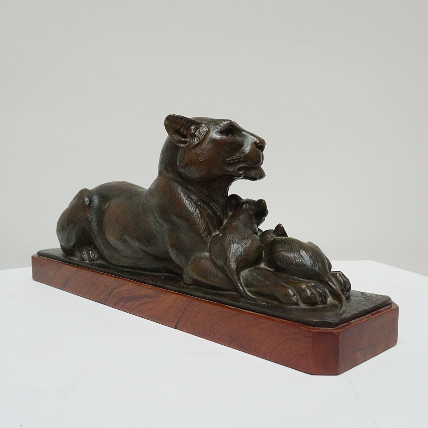 VIntage Art Deco Bronze Sculpture of a Lioness with two cubs - Jeroen Markies Art Deco