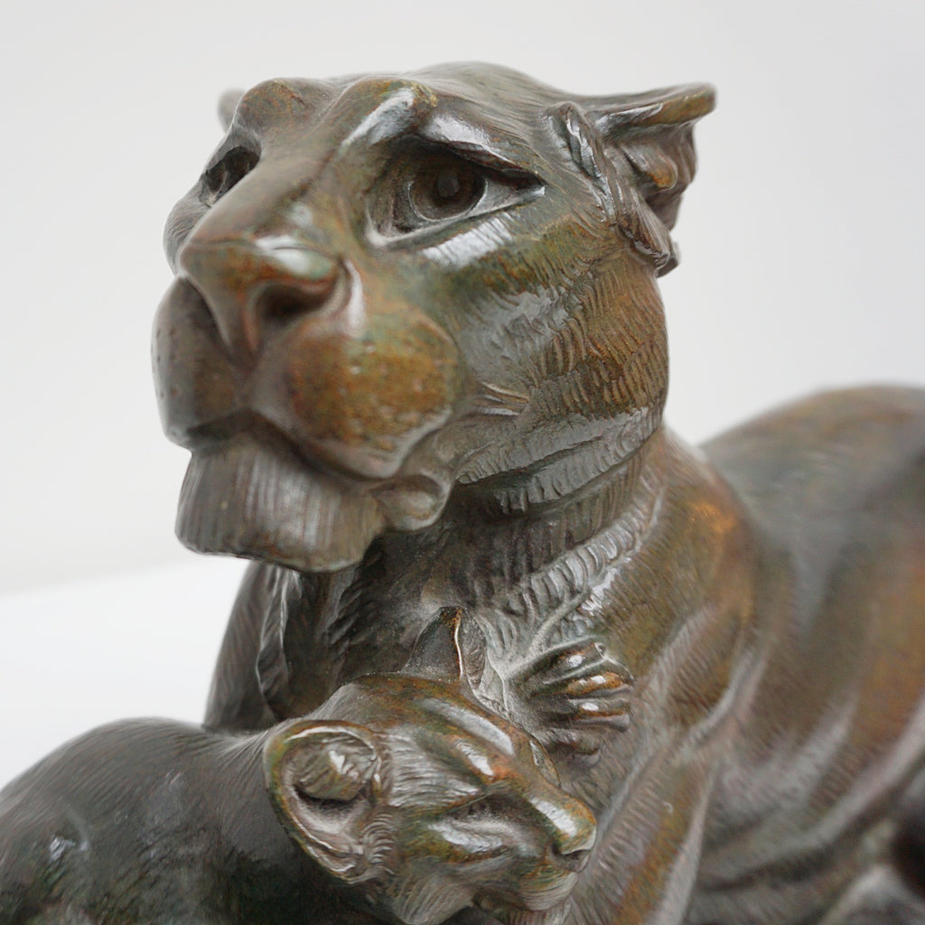 VIntage Art Deco Bronze Sculpture of a Lioness with two cubs - Jeroen Markies Art Deco