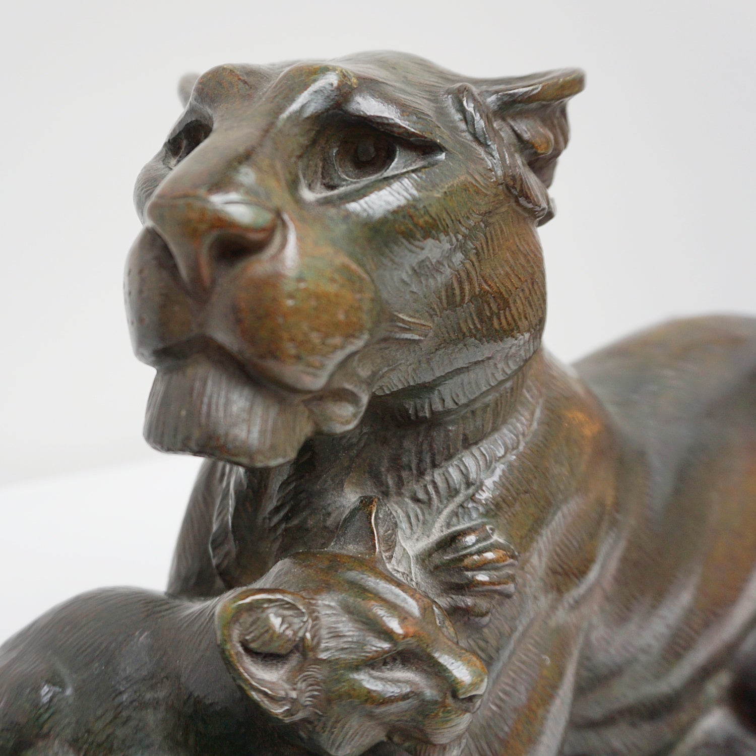 VIntage Art Deco Bronze Sculpture of a Lioness with two cubs - Jeroen Markies Art Deco