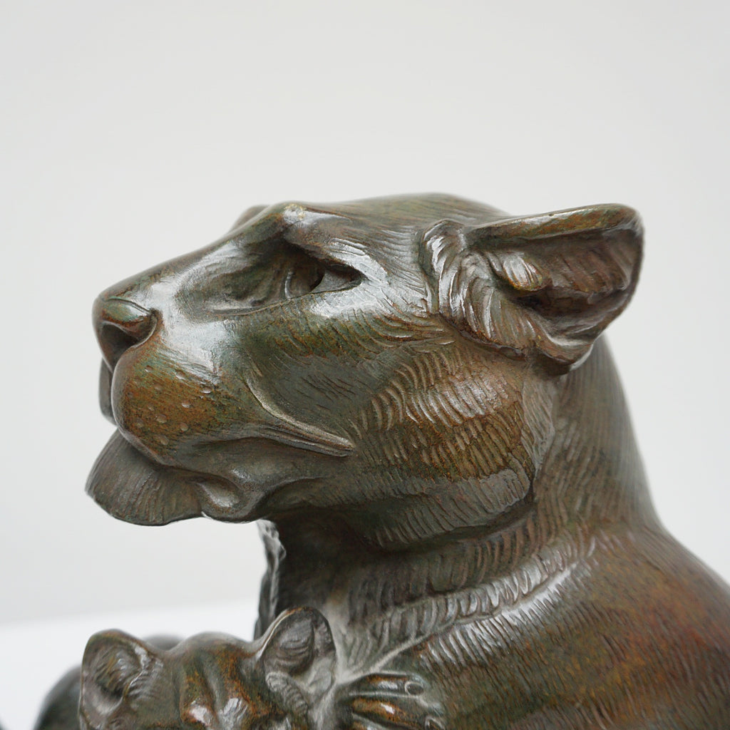 VIntage Art Deco Bronze Sculpture of a Lioness with two cubs - Jeroen Markies Art Deco