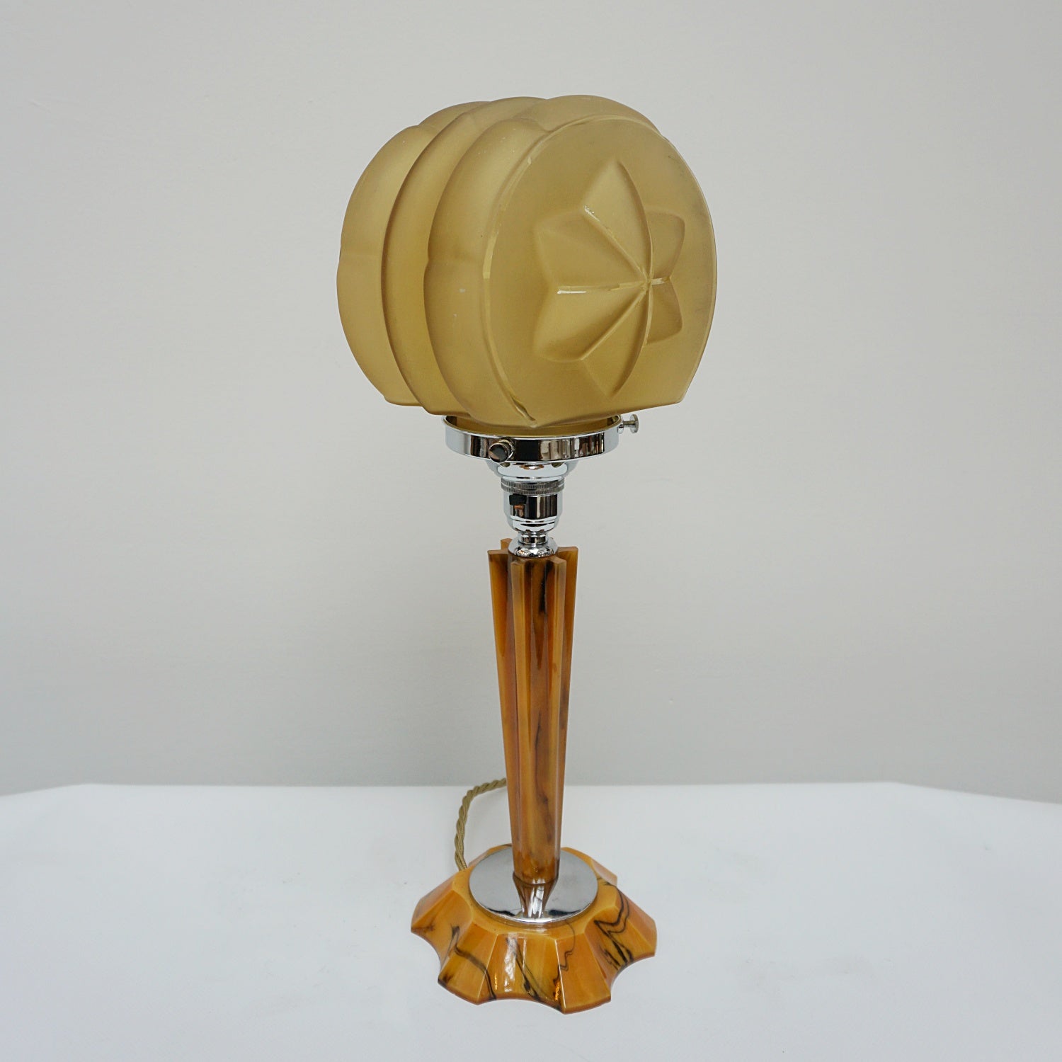 An Art Deco table lamp. Marbled amber bakelite base and stem inset with chrome. Yellow glass circular shade - Jeroen Markies Art Deco