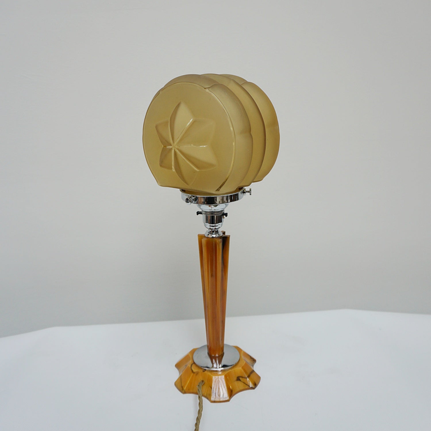 An Art Deco table lamp. Marbled amber bakelite base and stem inset with chrome. Yellow glass circular shade - Jeroen Markies Art Deco