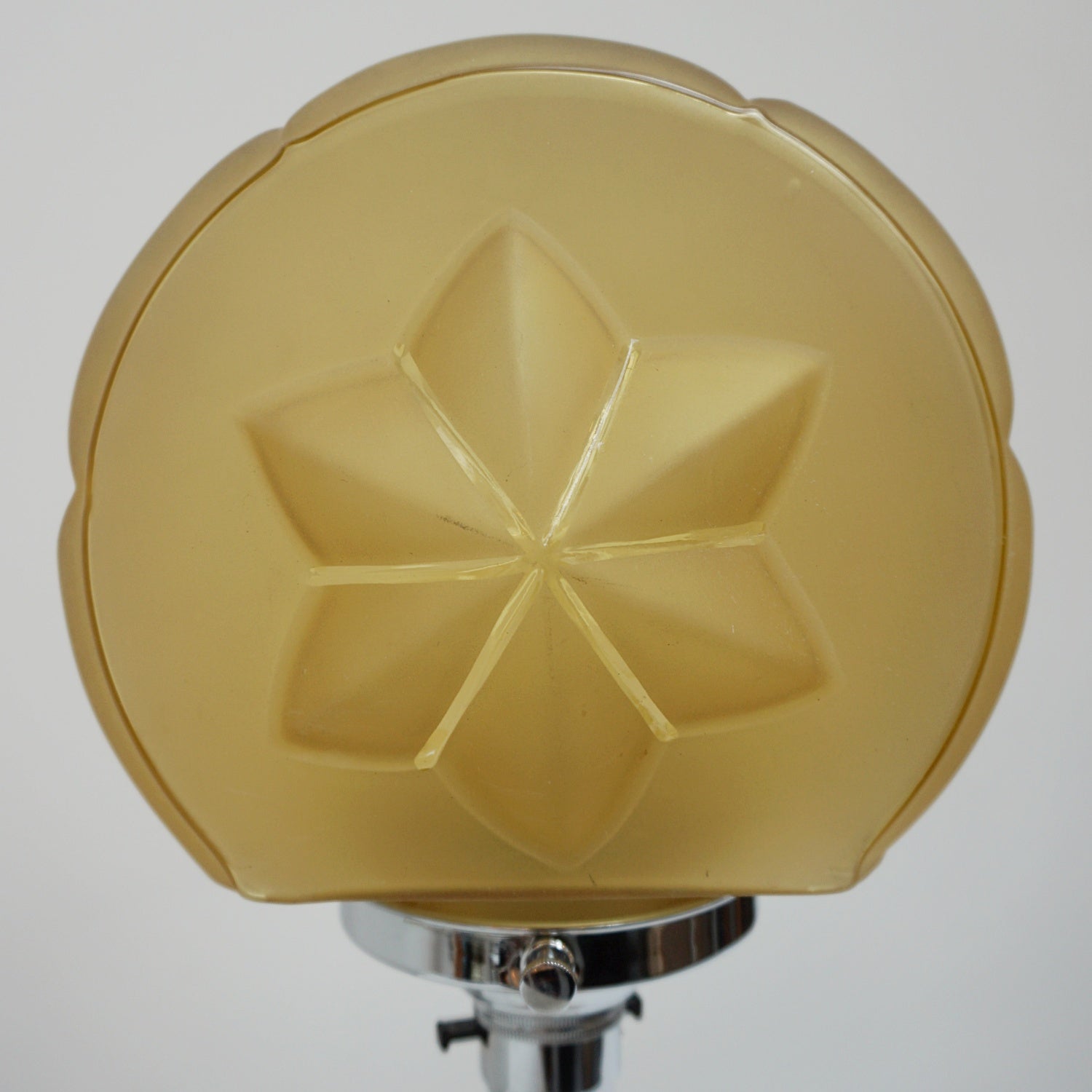 An Art Deco table lamp. Marbled amber bakelite base and stem inset with chrome. Yellow glass circular shade - Jeroen Markies Art DecoAn Art Deco table lamp. Marbled amber bakelite base and stem inset with chrome. Yellow glass circular shade - Jeroen Markies Art Deco