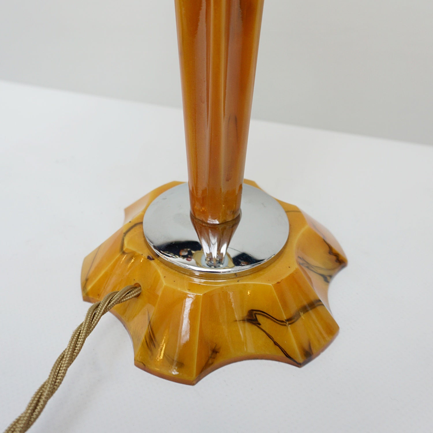 An Art Deco table lamp. Marbled amber bakelite base and stem inset with chrome. Yellow glass circular shade - Jeroen Markies Art Deco