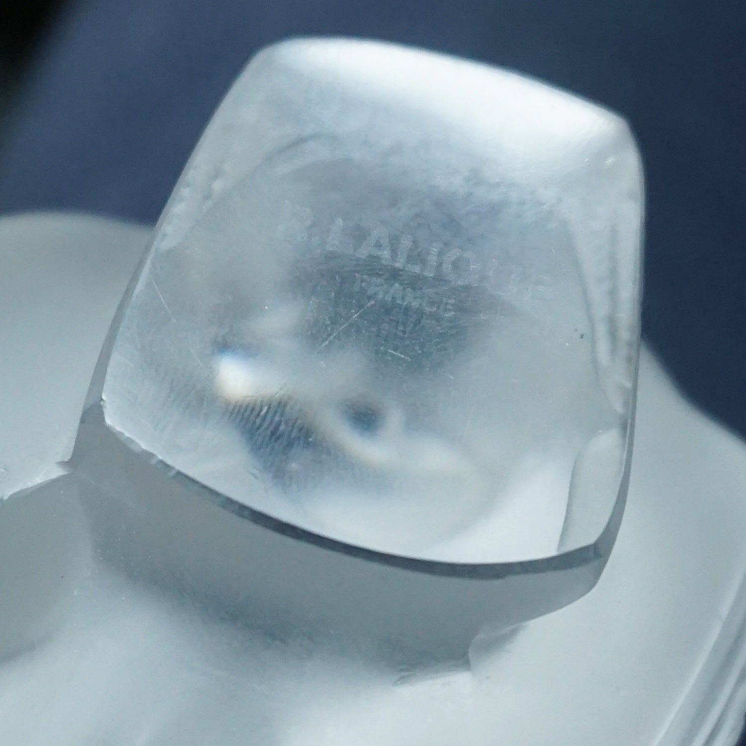 Moineau Moqueur - René Lalique Glass - Lalique Paperweight - Jeroen Markies Art Deco Furniture