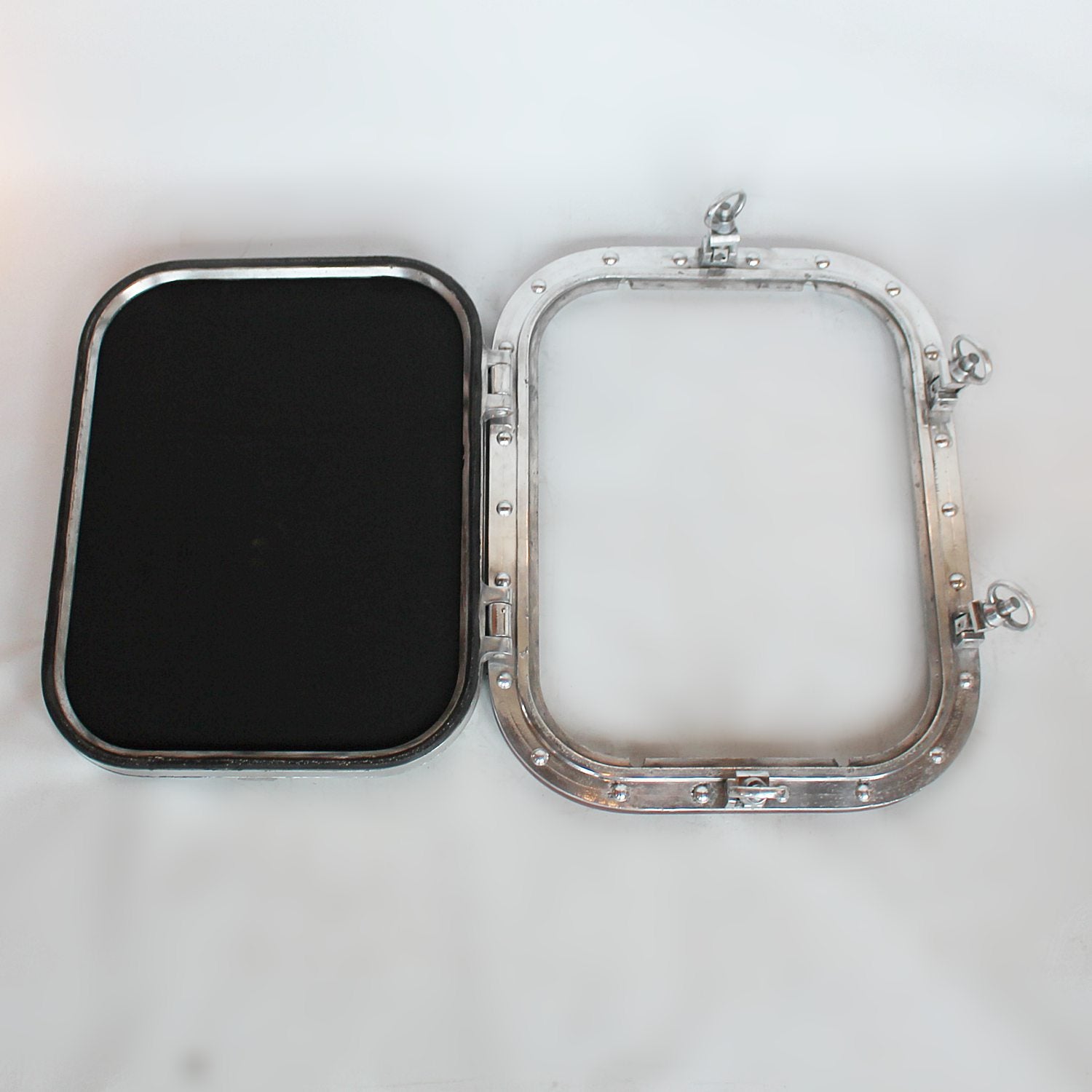 Art Deco porthole transformed into opening mirror at Jeroen Markies