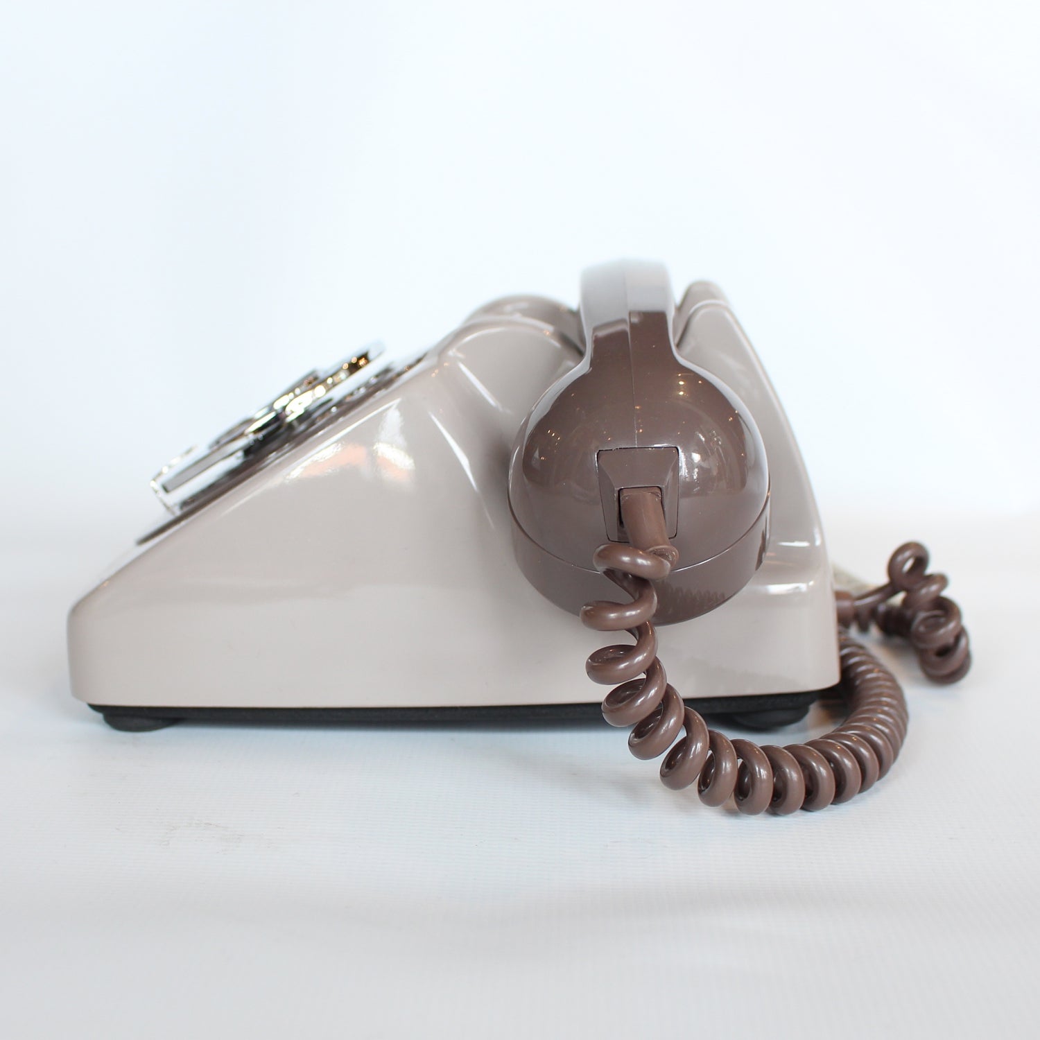 Two-tone Grey GPO model 706 telephone at Jeroen Markies