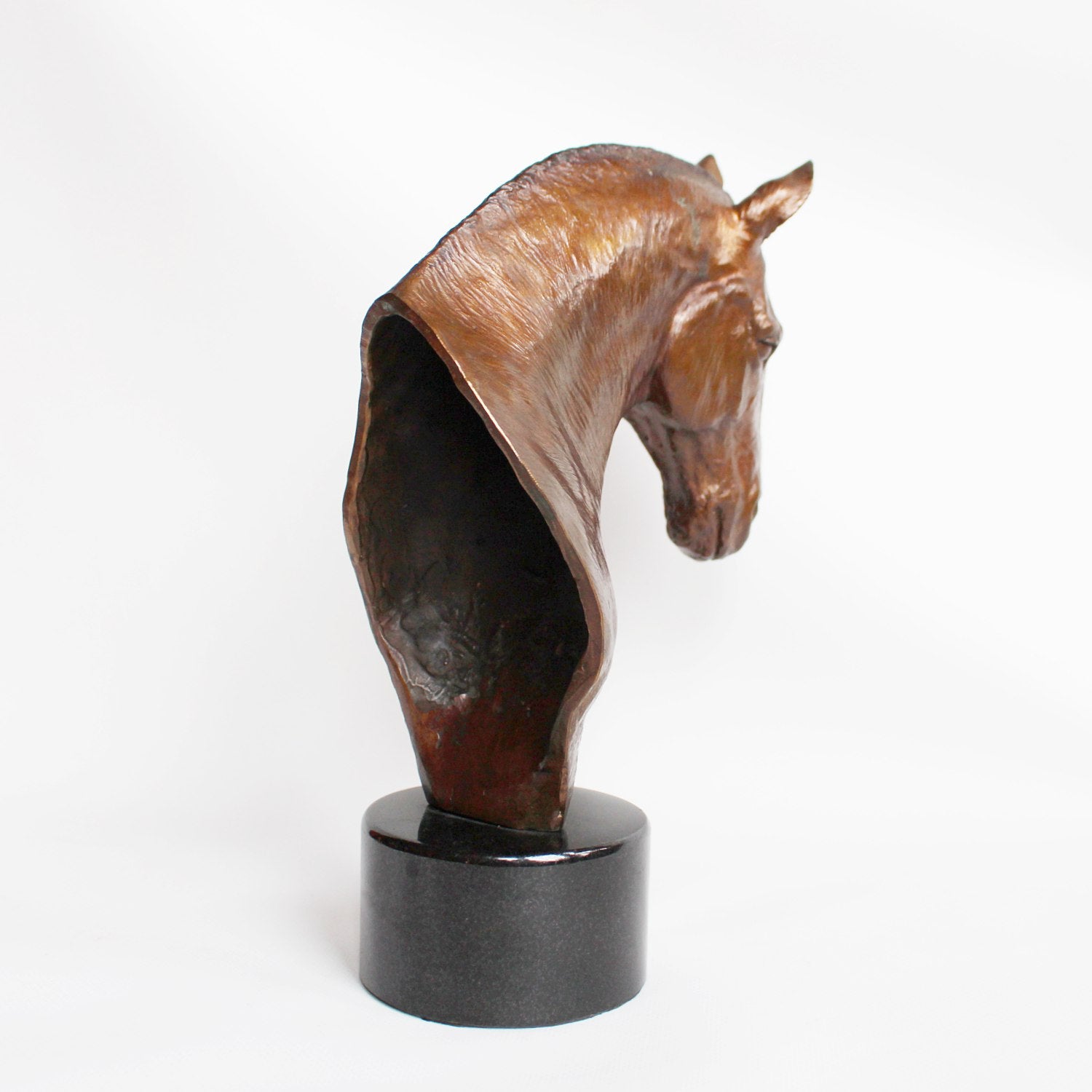 Stephen Winterburn sculpture of a Cobb Horse head at Jeroen Markies 